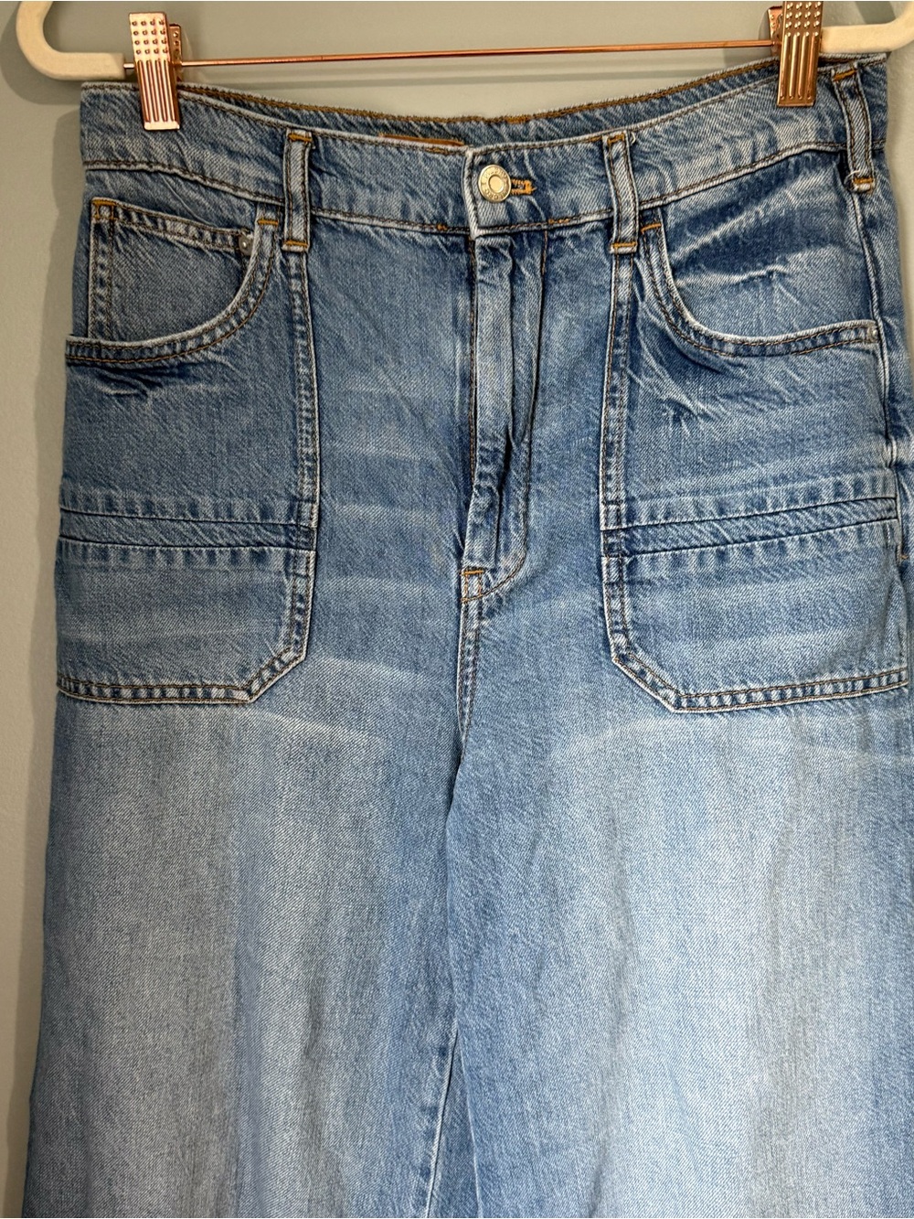 Pilcro The Jane High-Rise Wide-Leg Jeans
6/28 - Picture 4 of 11